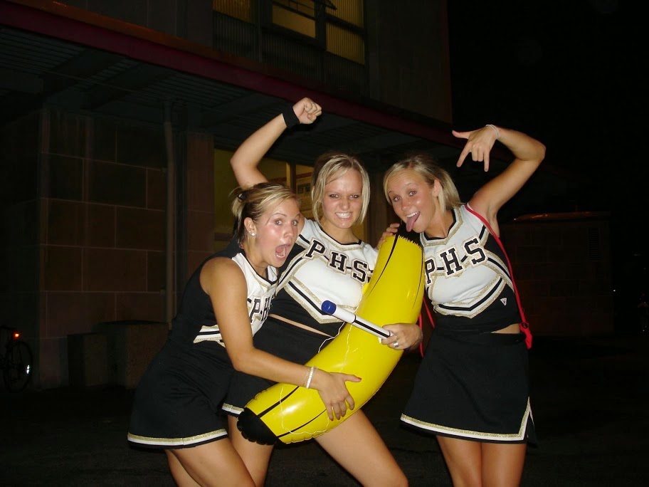 Hot Cheerleaders Big Banana Lovers!