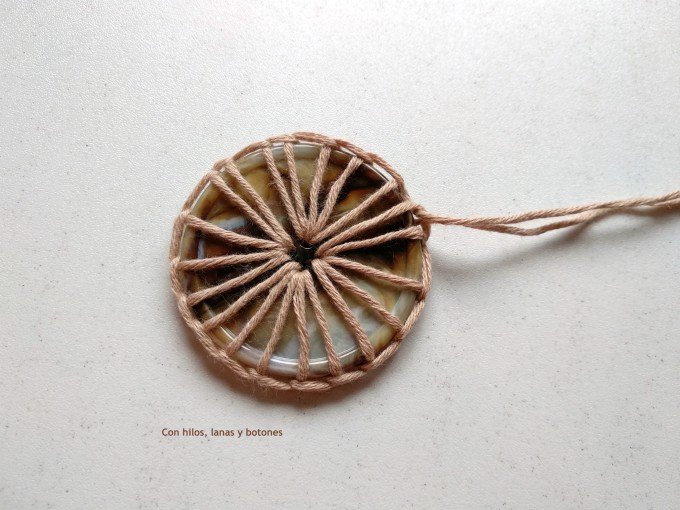 Con hilos, lanas y botones: pulsera de ganchillo con botón (patrón gratis)