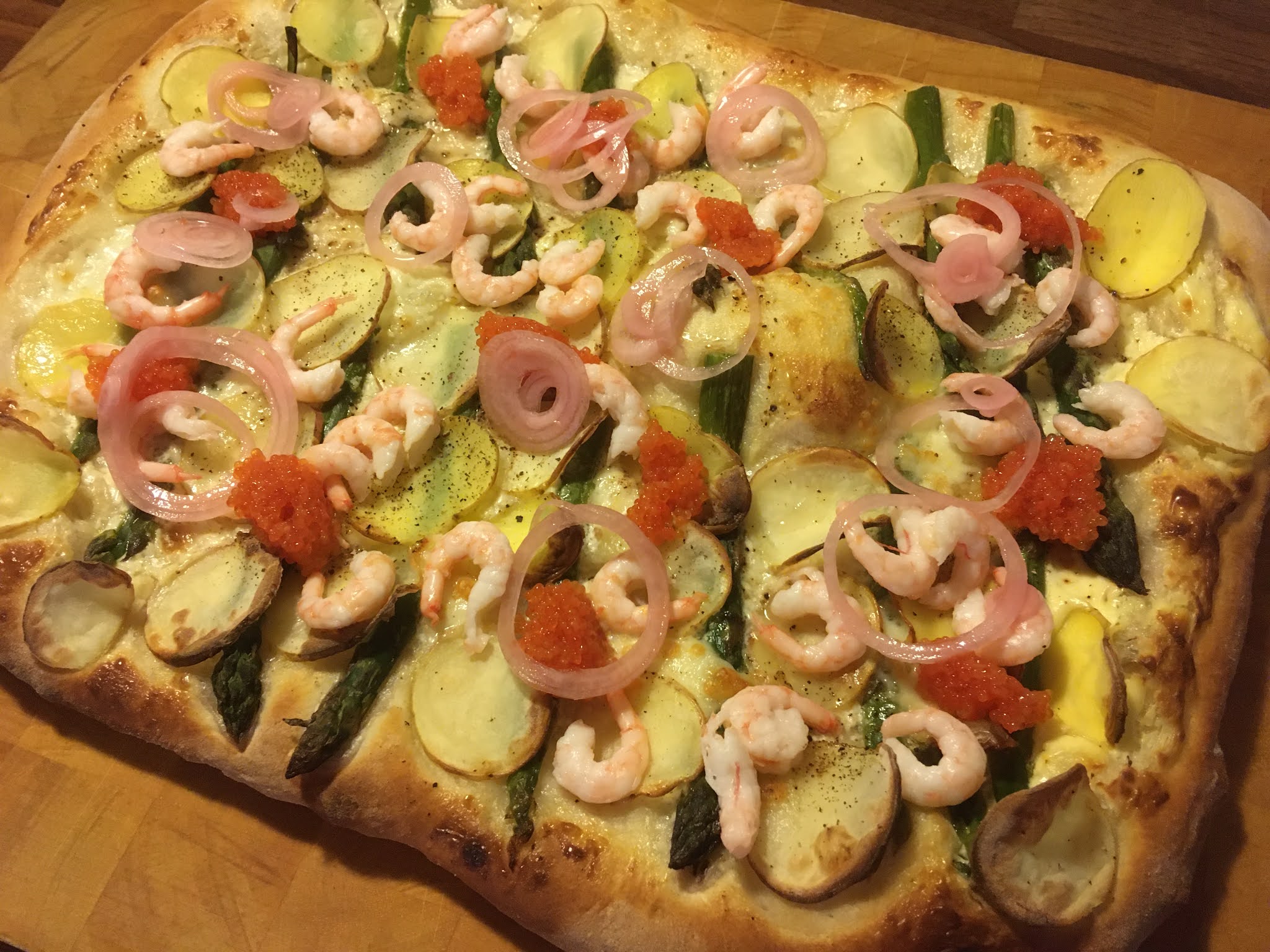 Farmors mat Pizza bianca med sparris, stenbitsrom och räkor