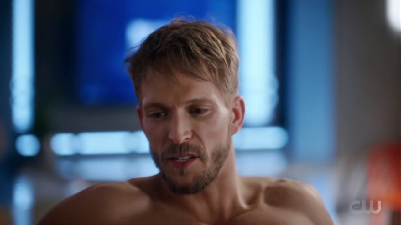 Jon Cor shirtless in The Flash 7-15 "Enemy at the Gates" .