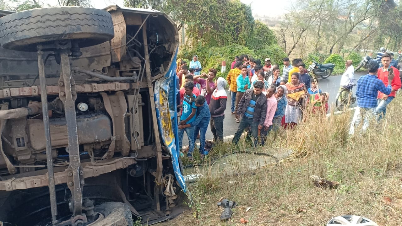 খড়গপুরে ঢোকার মুখেই দুর্ঘটনা, জাতীয় সড়কে উল্টে গেল বাস , আহত ১৪ 1 খড়গপুরে ঢোকার মুখেই দুর্ঘটনা, জাতীয় সড়কে উল্টে গেল বাস , আহত ১৪