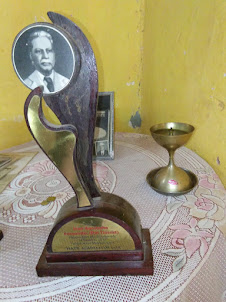 Award to Pai Tiatrist Joao Augustinho Fernandes.