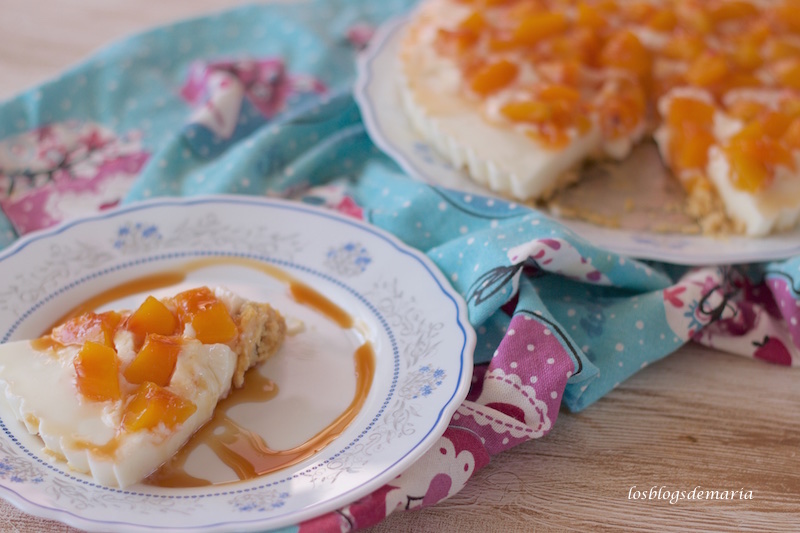 Tarta de melocotón y queso con base de nueces