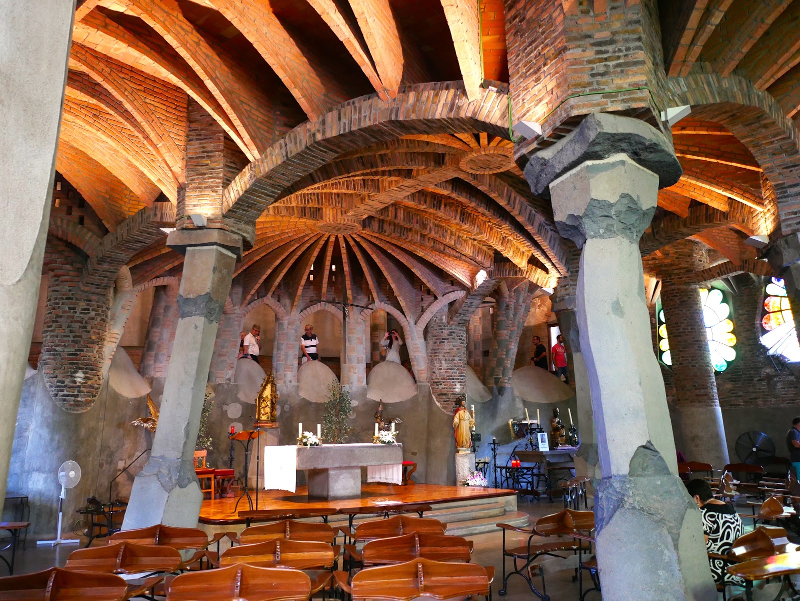 Hibiki スペイン旅行 ３日目 モンセラット観光 ガウディ作で完成した教会がここに その名はコロニア グエル教会