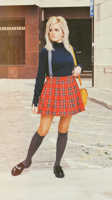 Alejandra Colomera vestida con jersey azul, falda roja cuadros escoceses, tirantes en color gris, calcetas gris y zapatos estilo colegial negro