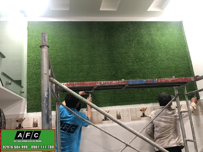 Thi công biển quảng cáo trên nền cỏ nhựa gắn chữ nổi 