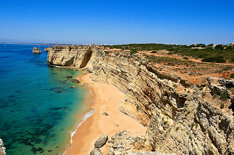 Steep beachside area in Algarve region ― © AA Fotografia on Flickr