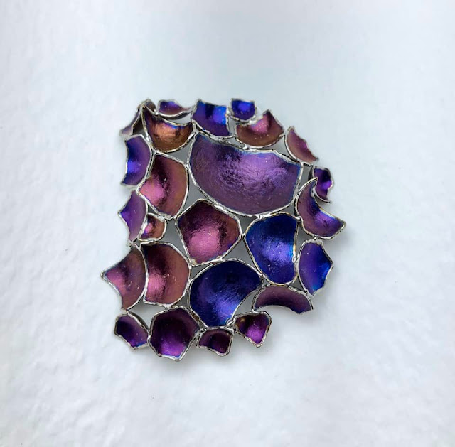 Ciondolo - spilla collezione "Cocci" in titanio. Designer Paolo Mazzeschi