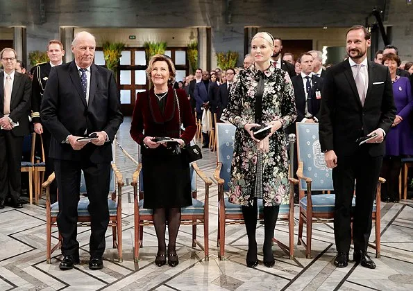 King Harald, Queen Sonja, Crown Prince Haakon, Beatrice Fihn, Crown Princess Mette-Marit wore Valentino dress