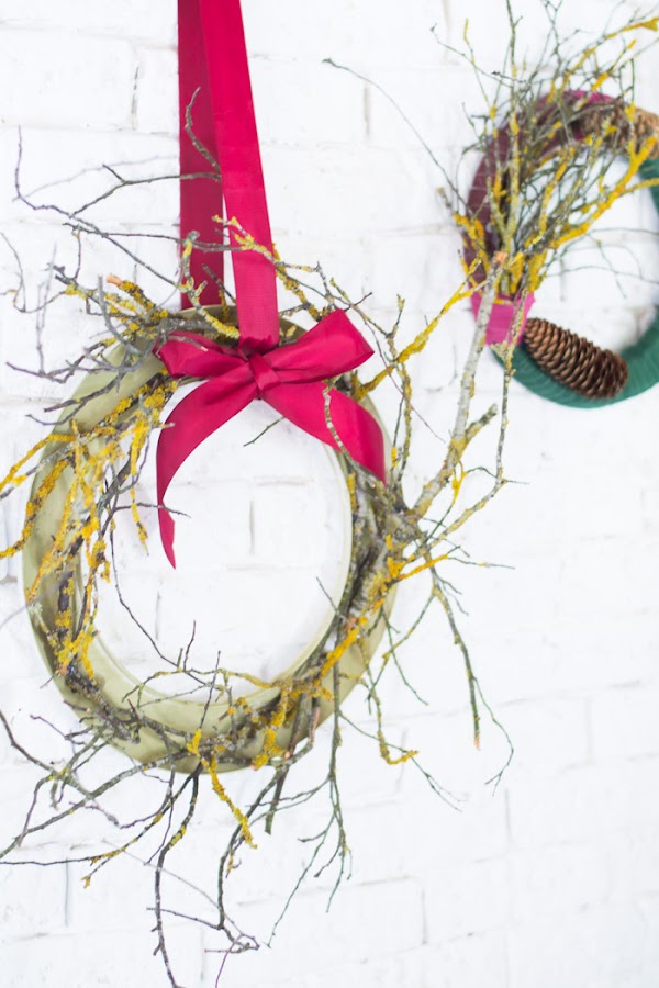 Coronas de Navidad con tela y ramas