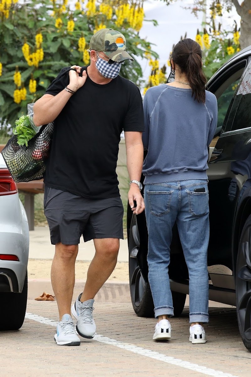 Courteney Cox Snapped at Farmer’s Market in Malibu 2 Aug -2020