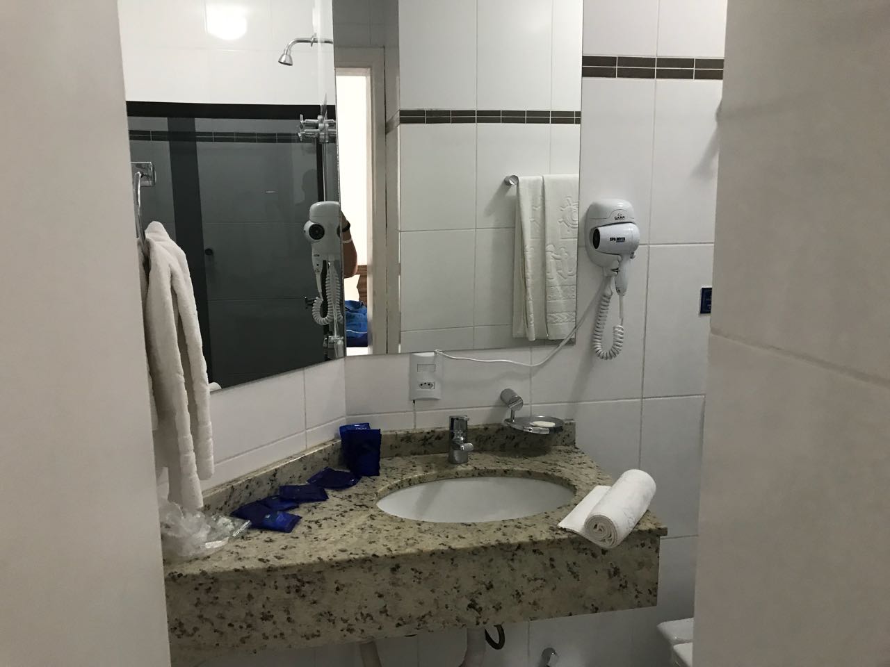 Espelho no banheiro do Hotel Atlântico em Bombinhas Espelho no banheiro do Hotel Atlântico em Bombinhas