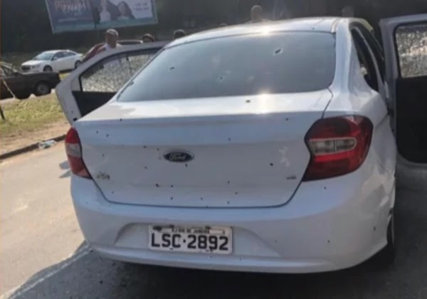 Militares do Exército dão 80 tiros em carro e matam músico no Rio Um homem morreu e duas pessoas ficaram feridas em uma ação do Exército na região da Vila Militar, na Zona Oeste do Rio, na tarde deste domingo (7).