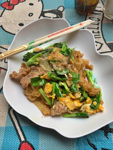 Bangkok i street food - najlepszy makaron Pad Thai za 4 PLN Gdzie zjeść najlepszy pad thai? Gdzie zjeść najlepszy pad that za 4 złote? Kulinarna perła na mapie Bangkoku? Znalazłam ją! Zjadłam najlepszy Pad Thai i Pad See Ew na ulicy w dzielnicy Pat Pong i chcę zdradzić Wam adres tego miejsca!