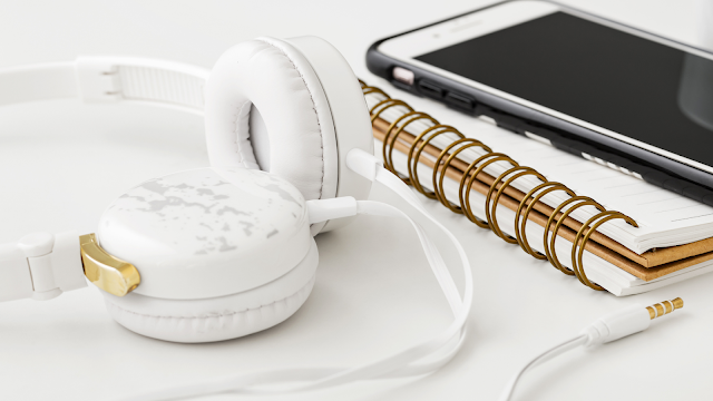 Conversas em podcasts que tens mesmo de ouvir podcasts, crise de identidade, ponto final parágrafo e o avesso da canção