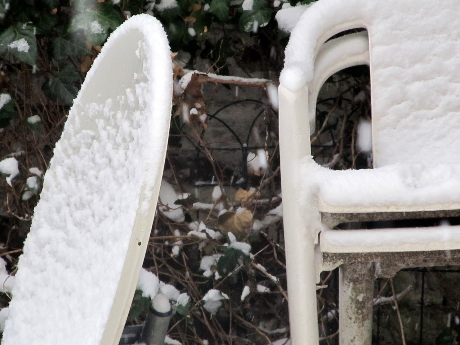 KIEKEBOE van de KIEKJESDIEVEN: Structures, patterns and objects in snow