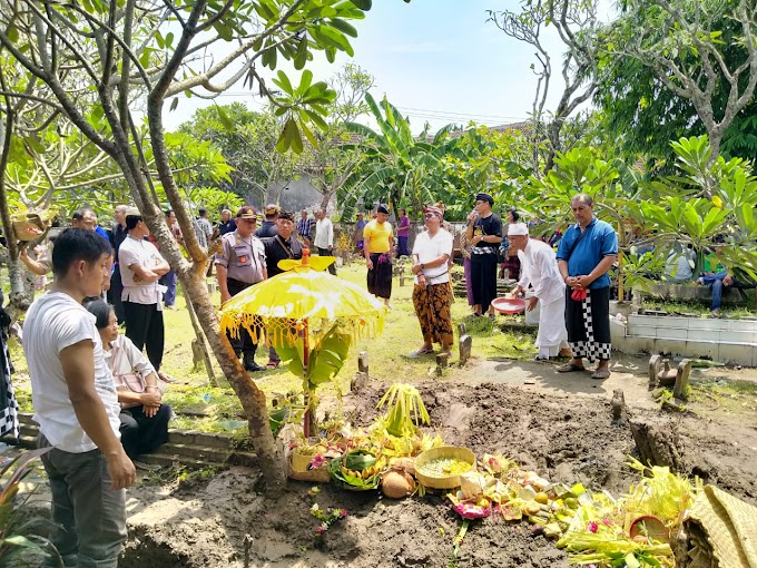 Kapolsek Krembung Takziah dan Bantu Pemakaman Warga