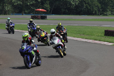 Sesi Praktek - Workshop Racing untuk Komunitas Yamaha Sesi Praktek - Workshop Racing untuk Komunitas Yamaha
