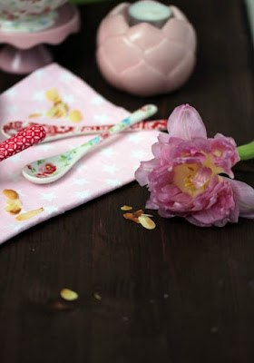 Mandel-Creme Brulee mit Calvados-Apfelspalten und Himbeer-Frozen