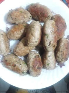 place-all-fried-kababs-on-plate