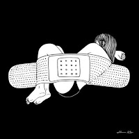 Dolor de espalda espalda de mujer con tirita