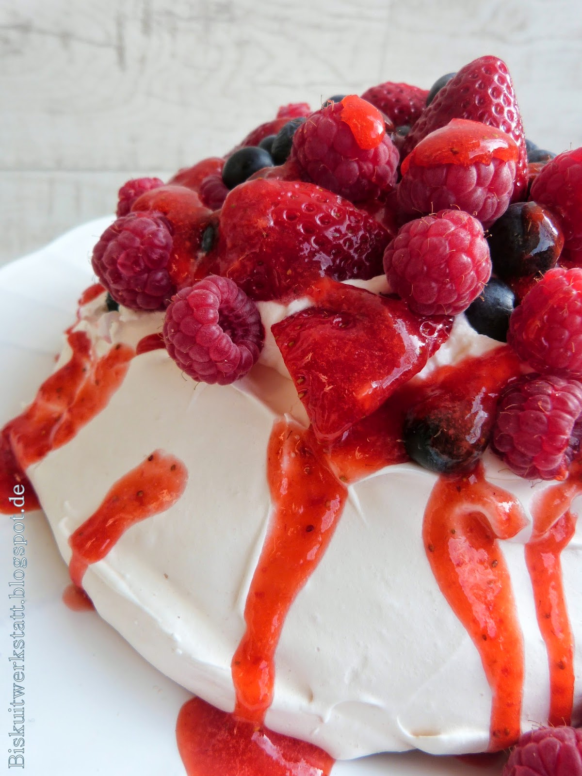 Himmlische Pavlova mit Erbeeren, Himbeeren und Blaubeeren