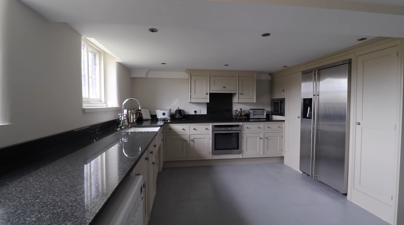 16 Photos vs. Hampton Court Road, East Molesey, Richmond UK Mansion Interior Design Tour