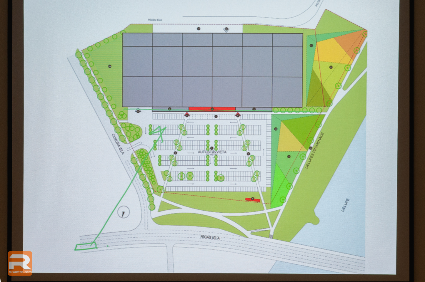 Arhitekts Ingurds Lazdiņš prezentē alternatīvo priekšlikumu "Depo" veikala projektam