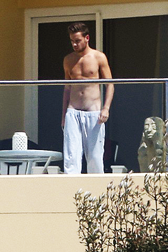 World's Craziest News: Liam Payne Naked On Hotel Balcony (UNCENSORED)