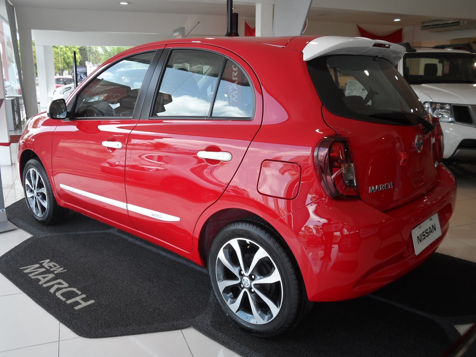 Os detalhes do Nissan March Colors SL 2016