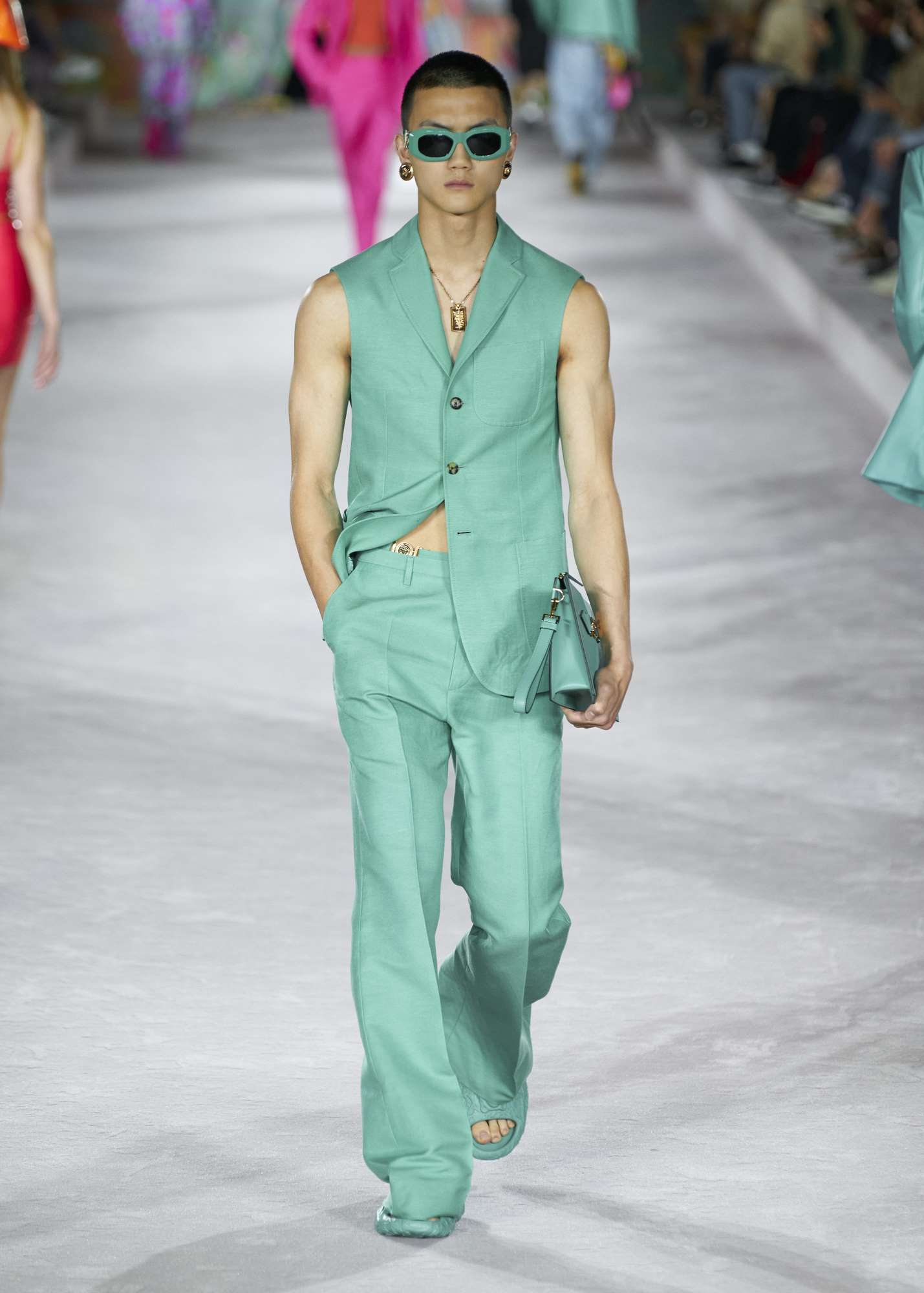 Versace nos sumerge en un océano de tonos neón para su colección Spring ...