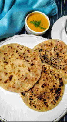 Onion kulcha Serving three pieces of onion kulcha, dal 8n background