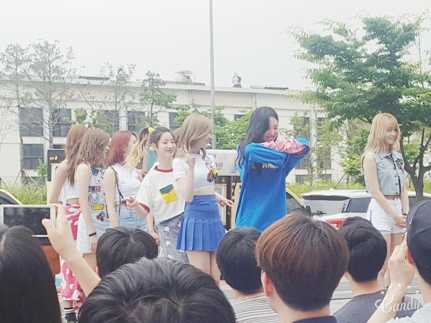 오늘자 트와이스의 팬 역조공 (feat.명패) | 인스티즈