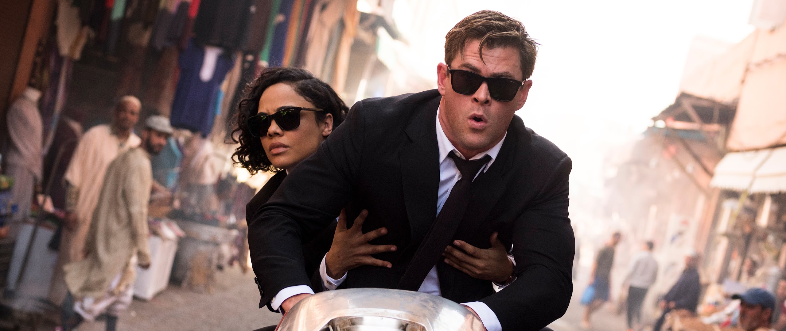 Люди в черном интернэшнл фильм 2019 постер. Тесса томпсон люди в черном интернэшнл. Люди в черном интернэшнл фильм. Люди в черном 5 дата выхода. Ребекка фергюсон люди в черном интернэшнл.