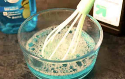 Campurkan hidrogen peroksida dan sabun piring cair dalam mangkuk kecil