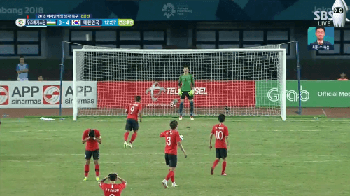 황의조 베르캄프급 PK 유도 ㄷㄷㄷ.gif2