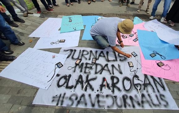 Desak Bobby Evaluasi Para "Pengawal" Pribadinya, AJI & PFI: Jurnalis Bukan Musuh! Desak Bobby Evaluasi Para "Pengawal" Pribadinya, AJI & PFI: Jurnalis Bukan Musuh!
