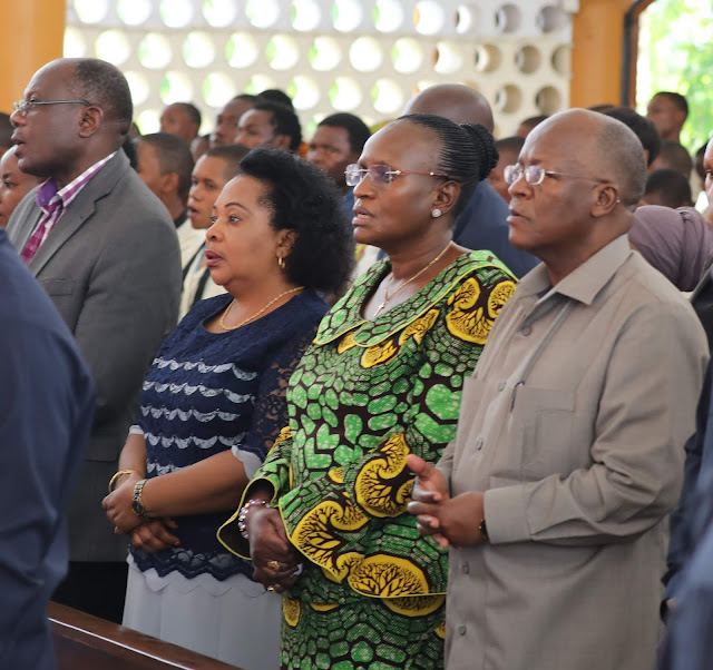 RAIS MAGUFULI NA MKEWE WASHIRIKI MISA TAKATIFU DOMINIKA YA 33 MWAKA “C” KATIKA KANISA KATOLIKI LA MTAKATIFU PETRO PAROKIA YA OYSTERBAY JIJINI DAR ES SALAAM. NOVEMBA 17, 2019
