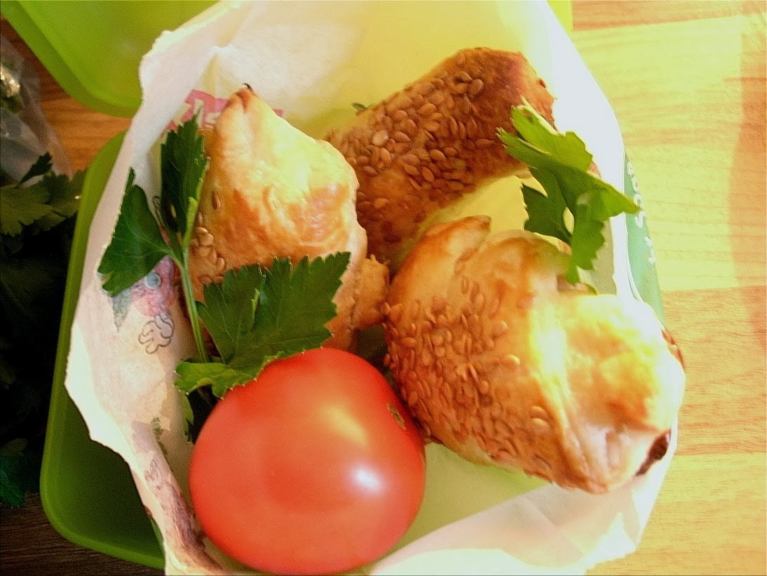 Bunter Kochlöffel- Lunchbox: Frischkäse-Röllchen mit Blätterteig