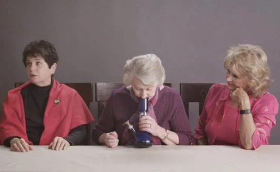 Οι γιαγιάδες καπνίζουν μαριχουάνα – Ξεκαρδιστικό ΒΙΝΤΕΟ!
