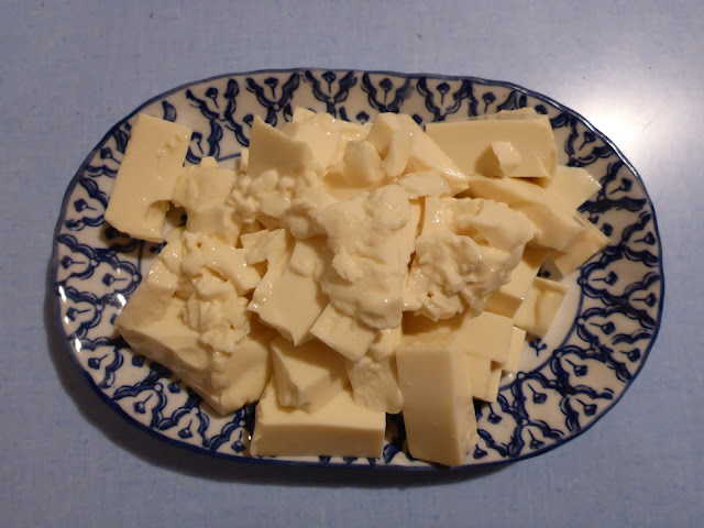 Tofu coupé sur une assiette