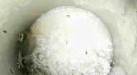 Soaked rice and grated coconut in a mixing jar for appan batter