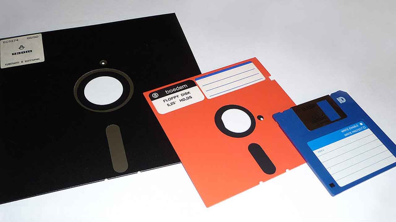 Fungsi floppy disk, media penyimpanan unik