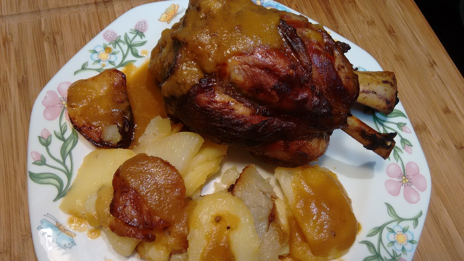 Cá fernandito: Codillo al horno en salsa.