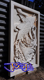 Ukiran relief gambar timbul motif ikan hias dari batu alam paras jogja atau batu putih
