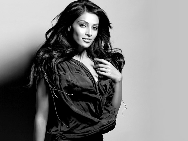 Bipasha Basu Latest Glamorous Photoshoot Pics