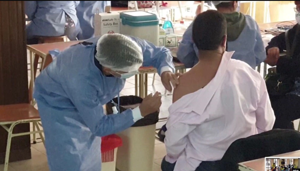 Un hombre se coloca la vacuna contra el COVID-19 en un centro en Cochabamba, Bolivia, el 22 de septiembre de 2021 / VOA