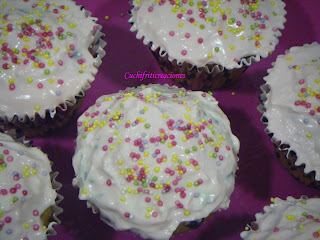 Cupcakes de vainilla con cobertura de queso
