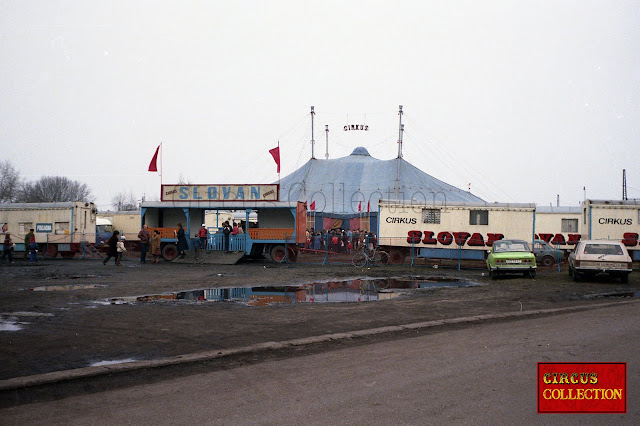 Chapiteau, façade et roulotte du cirque Slovan 