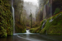 Cascada de agua cristalina en el río del bosque - Waterfall